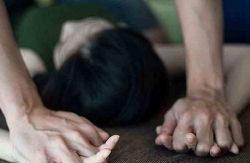 नामांतरण कराने पहुंची महिला नहीं दे सकी रिश्वत, तो उसके बदले पटवारी ने लूट ली अस्मत